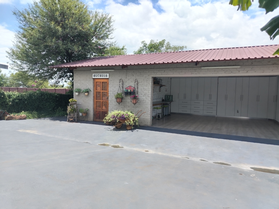 5 Bedroom Property for Sale in Mooinooi North West